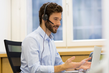chatting-on-computer-customer-service